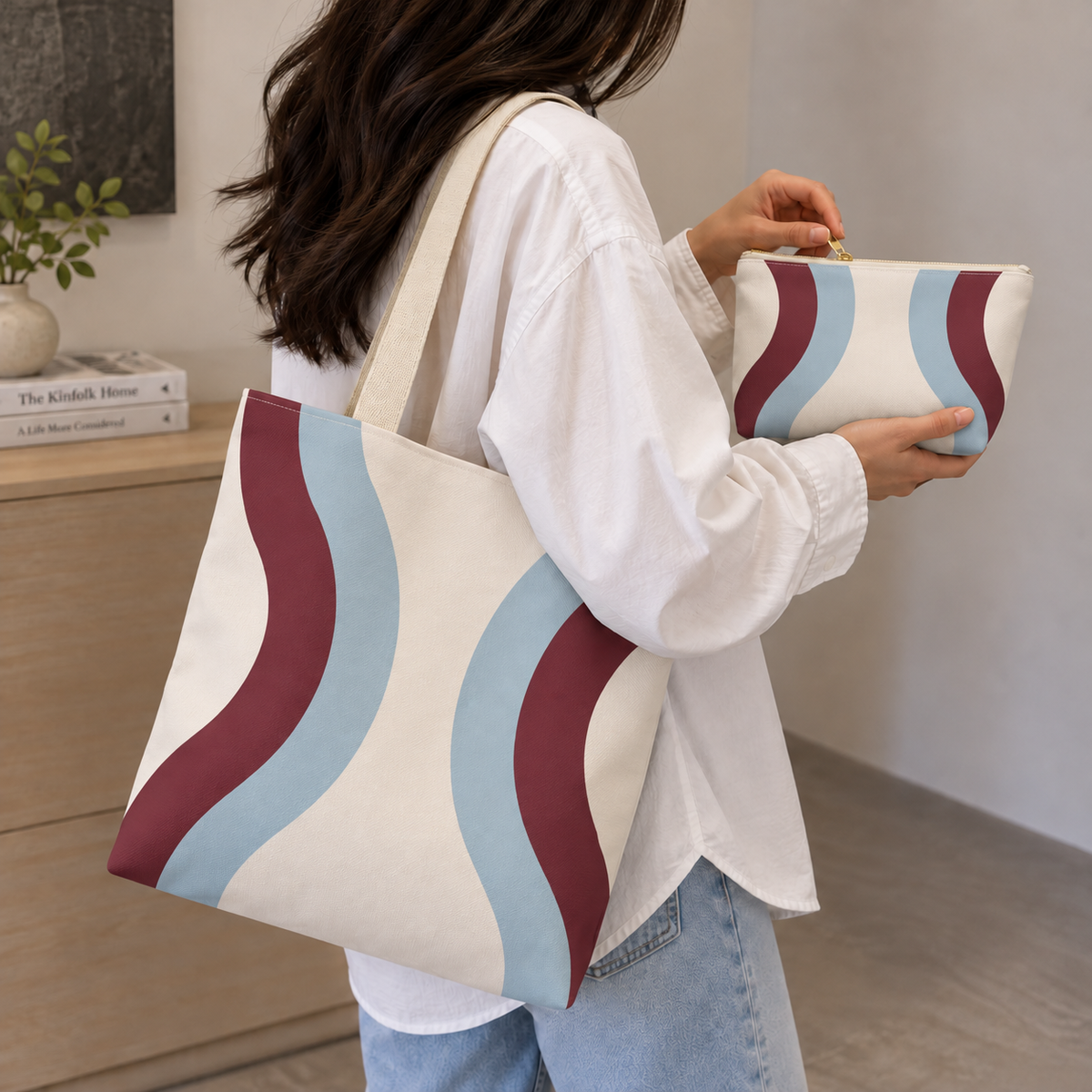 Woman carrying the matching wavy tote bag with the makeup bag in her hand